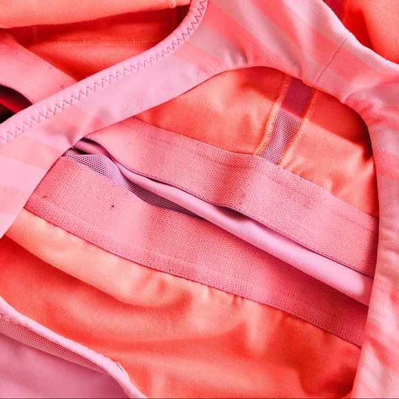 Lululemon Workout Top w Shelf Bra - S/4 - Picture 4 of 4